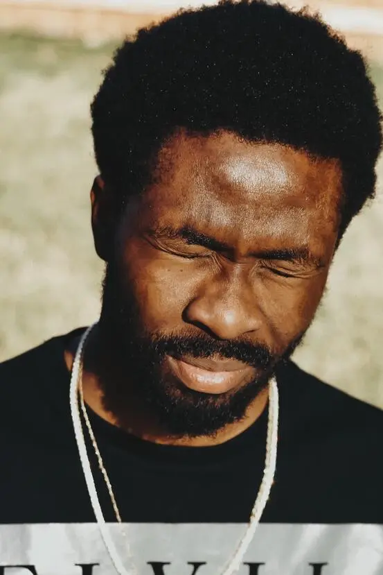 Photo d'un homme noir serrant fortement les yeux